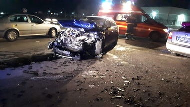 Olt: Patru persoane au fost rănite după ce două maşini s-au ciocnit