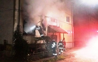Arad: Explozie într-un bloc provocată de un bărbat cu ajutorul unei butelii cu gaz, suspectul fiind singurul rănit - FOTO