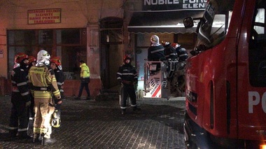 Planşeul unei clădiri din strada Franceză din Bucureşti s-a prăbuşit / Nu sunt victime / Se caută soluţii pentru relocarea locatarilor FOTO-VIDEO