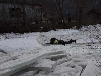 Bistriţa-Năsăud: Intervenţie a pirotehniştilor pentru spargerea unui pod de gheaţă format pe râul Rebra. FOTO/ VIDEO