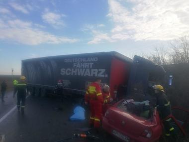 Arad: Un şofer a murit zdrobit în maşina sa după ce s-a ciocnit cu un TIR ce transporta fier