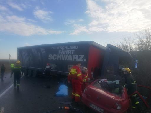 Arad: Un şofer a murit zdrobit în maşina sa după ce s-a ciocnit cu un TIR ce transporta fier