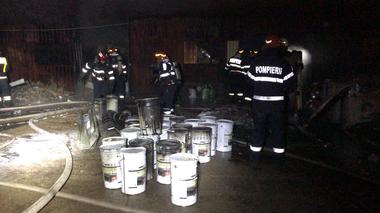Incendiu la o hală de pe Şoseaua Olteniţei din Bucureşti unde erau depozitate materiale de construcţii; şase autospeciale intervin. FOTO, VIDEO