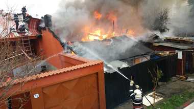 Incendiu în Capitală: Focul pornit de la o casă s-a extins la încă un imobil; pompierii intervin cu mai multe autospeciale, hidranţii din zonă fiind nefuncţionali. VIDEO