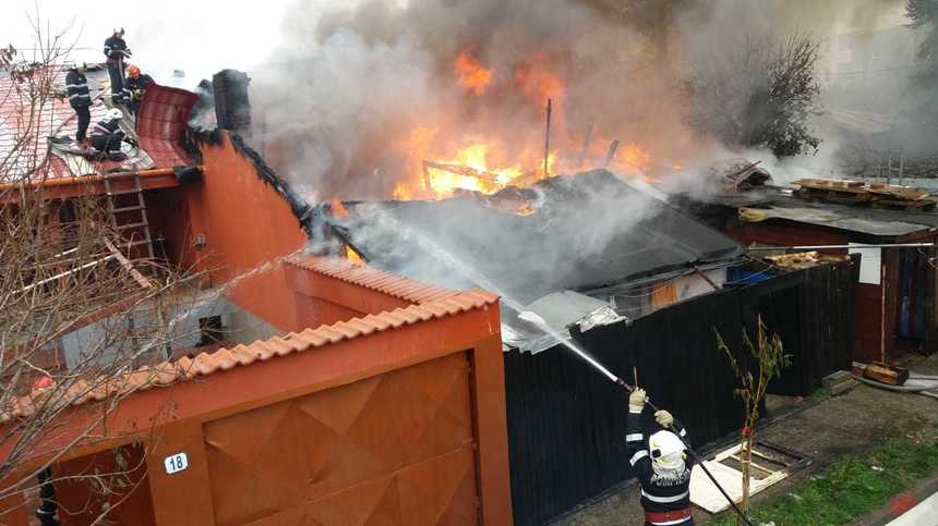 Incendiu în Capitală: Focul pornit de la o casă s-a extins la încă un imobil; pompierii intervin cu mai multe autospeciale, hidranţii din zonă fiind nefuncţionali. VIDEO