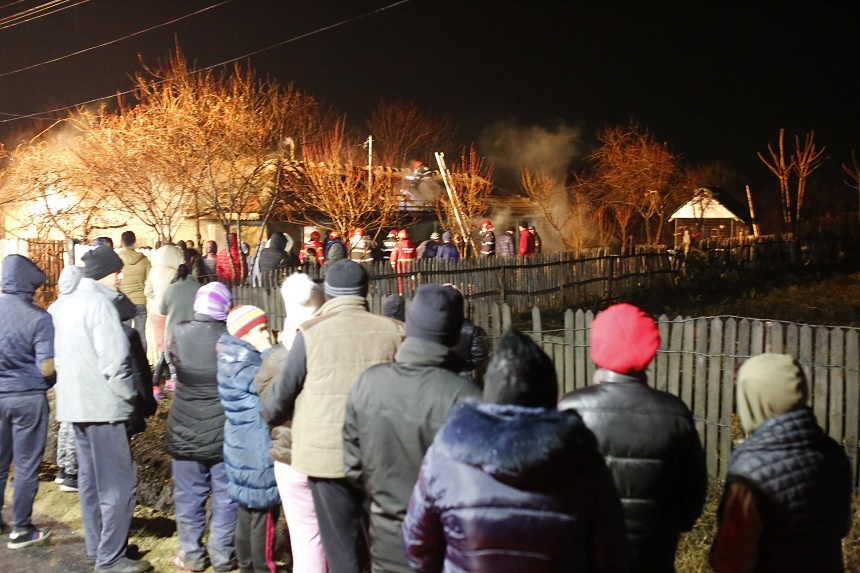 UPDATE - Buzău: Două persoane au murit carbonizate şi o casă a ars în urma unui incendiu izbucnit din cauza unui coş de fum defect - FOTO