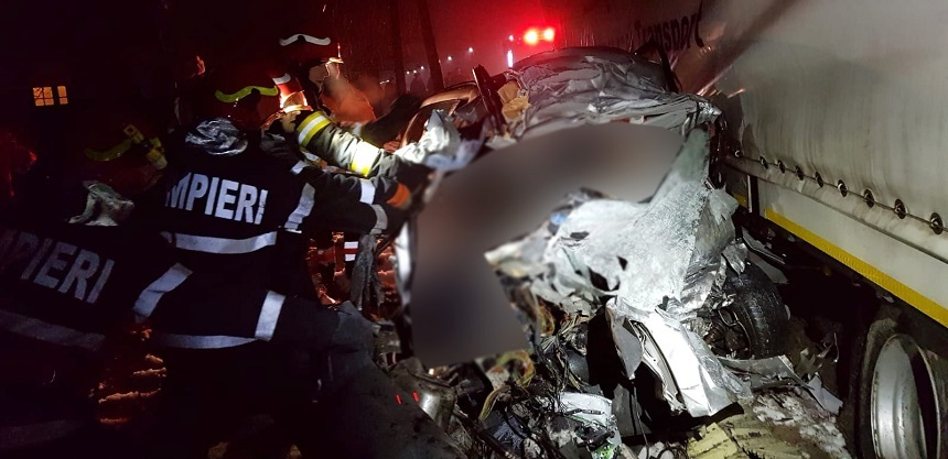 Suceava: Cinci tineri au murit după ce maşina în care se aflau a intrat sub un autotren - FOTO