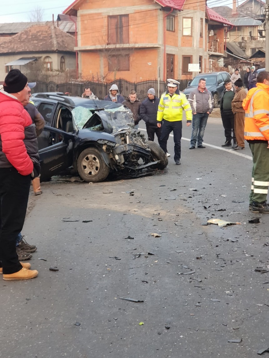 Argeş: Doi morţi şi trei răniţi după ce un autoturism s-a ciocnit cu un TIR - FOTO