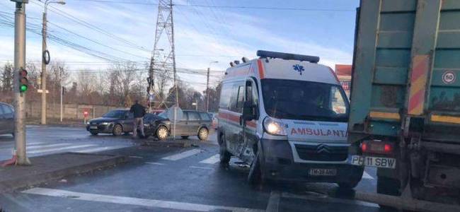 Ambulanţă care transporta o pacientă, implicată într-un accident rutier în Timişoara