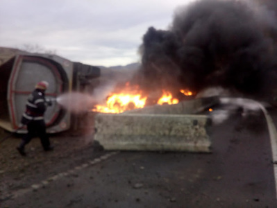 Cluj: O autobasculantă cu pietriş s-a răsturnat pe DN 1 şi a luat foc, arzând în totalitate; traficul este complet blocat. FOTO