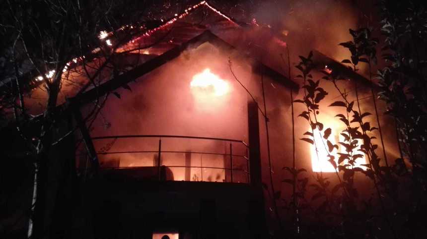 Incendiu puternic la o locuinţă de lângă Timişoara; pompierii intervin de peste cinci ore. FOTO