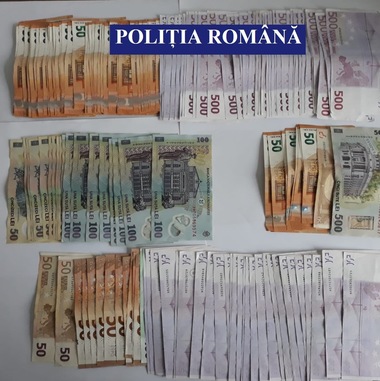 Constanţa: Trei tineri au fost reţinuţi după ce au comis mai multe tâlhării. Poliţiştii au găsit în urma percheziţiilor peste 37.000 de euro, telefoane şi laptopuri. FOTO