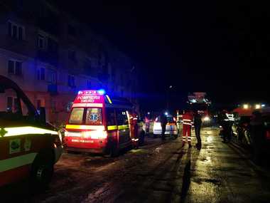 Peste 30 de persoane, majoritatea copii, au fost evacuate în urma unui incendiu izbucnit într-o garsonieră din Botoşani. FOTO