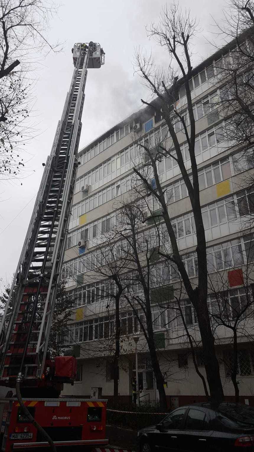 UPDATE - Incendiu de proporţii în Capitală, la etajul şapte al unui bloc; o persoană a fost găsită decedată. VIDEO