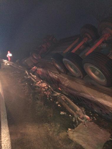 Hunedoara: Accident mortal, după ce un şofer s-a răsturnat cu TIR-ul