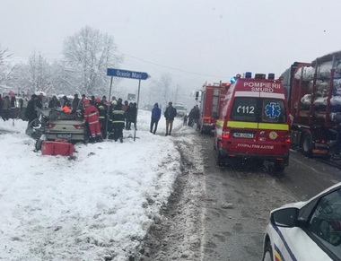 Un mort şi un rănit grav după ce un TIR cu lemne şi un autoturism s-au ciocnit, în judeţul Vâlcea
