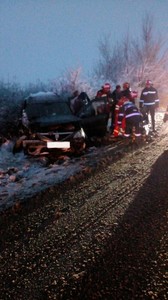 Timiş: Două persoane au fost rănite după ce maşina în care se aflau s-a izbit de un TIR, din cauza neadaptării vitezei la condiţiile meteo. FOTO