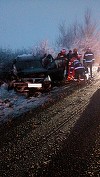 Timiş: Două persoane au fost rănite după ce maşina în care se aflau s-a izbit de un TIR, din cauza neadaptării vitezei la condiţiile meteo. FOTO