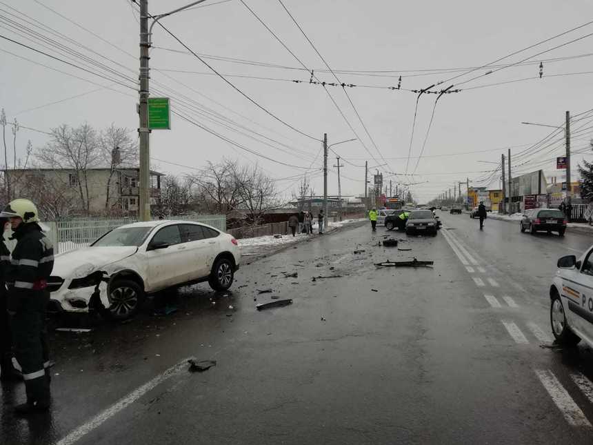 Neamţ: Şapte persoane au ajuns la spital în urma unui accident rutier în care au fost implicate patru autoturisme