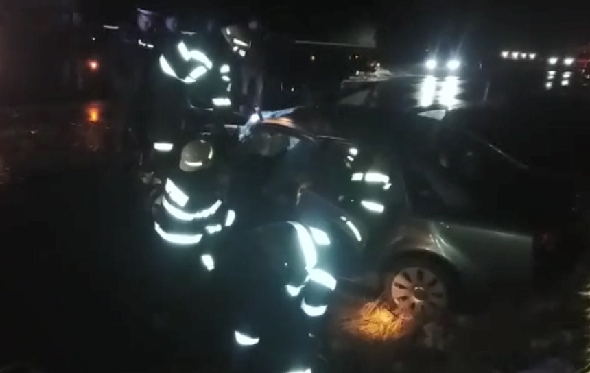 Sibiu: Trei răniţi, după ce două maşini s-au ciocnit pe DN 7; traficul este complet blocat în localitatea Tălmaciu. VIDEO