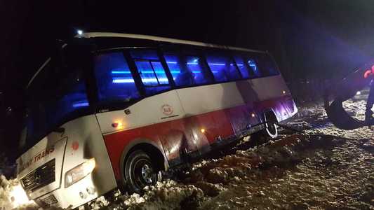 Un autocar cu 29 de pasageri s-a răsturnat în judeţul Olt. VIDEO