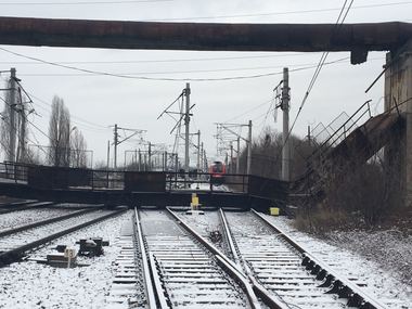Infotrafic: Trafic feroviar întrerupt în mai multe judeţe din cauza condiţiilor meteorologice; cinci trenuri, cu sute de călători, staţionează pe linii. CFR: Se fac intervenţii pe patru secţii de cale ferată pentru remedierea deranjamentelor