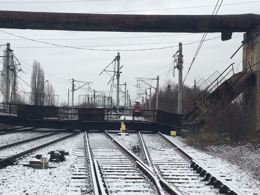 Infotrafic: Trafic feroviar întrerupt în mai multe judeţe din cauza condiţiilor meteorologice; cinci trenuri, cu sute de călători, staţionează pe linii. CFR: Se fac intervenţii pe patru secţii de cale ferată pentru remedierea deranjamentelor
