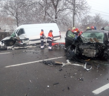 Vrancea: Accident pe DN 2, cinci persoane fiind rănite, după ce şoferul unei maşini ar fi adormit la volan. VIDEO