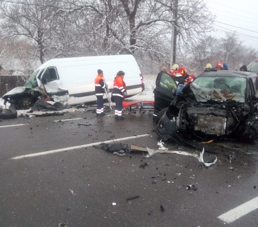 Vrancea: Accident pe DN 2, cinci persoane fiind rănite, după ce şoferul unei maşini ar fi adormit la volan. VIDEO