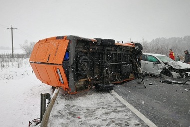 UPDATE Plan Roşu de Intervenţie în judeţul Sibiu, după ce două maşini şi două microbuze s-au ciocnit la Avrig; sunt zece victime, dintre care una intubată. Autospeciala CRBN va asigura încălzirea persoanelor implicate în accident FOTO, VIDEO