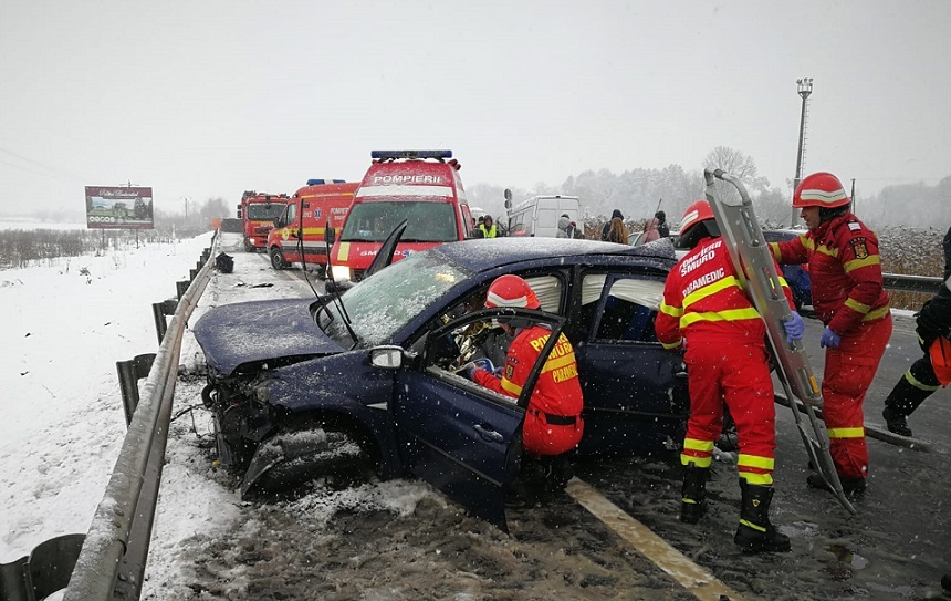 Sibiu: Autospeciala CRBN va asigura încălzirea persoanelor implicate în accident care nu vor fi transportate la spital; zece persoane au fost rănite, una fiind intubată. FOTO