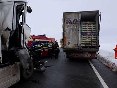 Drum naţional din Mehedinţi, blocat după un accident între două TIR -uri. FOTO