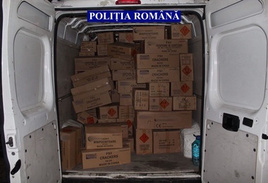 Bihor: Peste 960.000 de petarde şi baterii de artificii fără documente legale, confiscate de poliţişti de la un timişorean