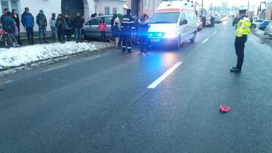 Două fete, în vârstă de 7 şi 9 ani, au fost lovite de un autoturism, în judeţul Sibiu, în timp ce traversau neregulamentar; una dintre ele este în stop cardio-respirator