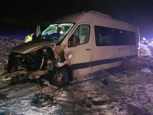 Constanţa: Trei persoane rănite în urma unui accident dintre un autoturism şi un microbuz. După impact, maşina a luat foc. FOTO, VIDEO