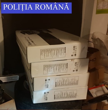 Percheziţii ale Poliţiei Ilfov la locuinţele unor persoane suspectate de furt calificat din depozite şi din TIR-uri aflate în mers; unsprezece persoane au fost duse la audieri