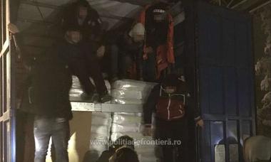 Şaisprezece persoane - cetăţeni sirieni, irakieni şi turci - care încercau să iasă ilegal din ţară ascunse în remorca unui camion, prinse de poliţiştii de frontieră din Arad. FOTO, VIDEO