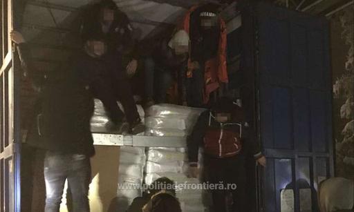Şaisprezece persoane - cetăţeni sirieni, irakieni şi turci - care încercau să iasă ilegal din ţară ascunse în remorca unui camion, prinse de poliţiştii de frontieră din Arad. FOTO, VIDEO