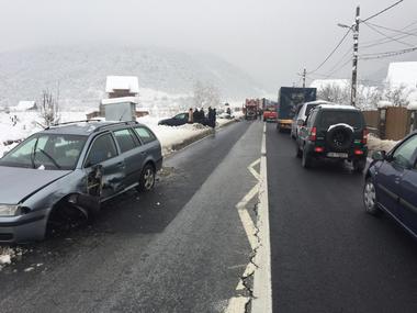 UPDATE - Trafic întrerupt între Mediaş şi Sighişoara în urma unui accident. Trei adulţi şi trei copii au fost transportaţi la spital