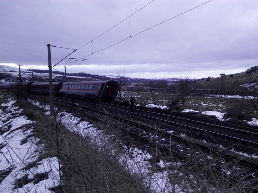 UPDATE: Hunedoara: Ultimele trei vagoane ale unui tren de călători au deraiat; o persoană a fost rănită. A fost activat planul roşu de intervenţie / Reacţia ministrului Transporturilor