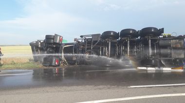 UPDATE: O cisternă încărcată cu 5,5 tone de motorină s-a răsturnat în judeţul Cluj, existând scurgeri de combustibil