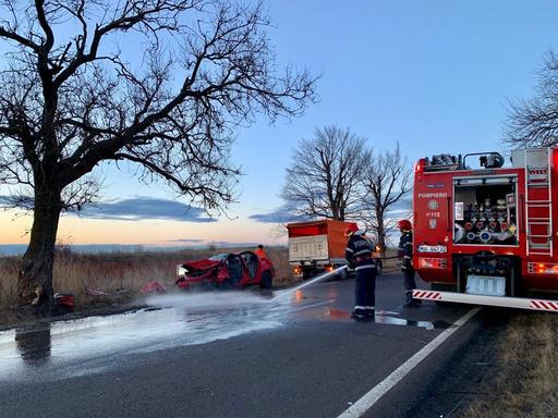Teleorman: Doi tineri de 24 şi 25 de ani au murit într-un accident rutier produs pe DN 52; un adolescent de 16 ani este în stare gravă. FOTO