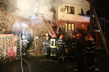 Incendiu în Capitală: O fetiţă de 7 ani şi o femeie de 82 de ani au murit