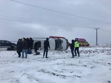 Microbuz cu 18 persoane, răsturnat în judeţul Suceava. FOTO