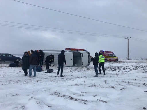 Microbuz cu 18 persoane, răsturnat în judeţul Suceava. FOTO