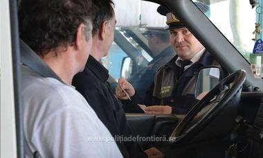 Arad: Trei copii, găsiţi de poliţiştii de frontieră ascunşi într-un autoturism; părinţii încercau să ajungă cu ei în Ungaria deşi nu aveau acte