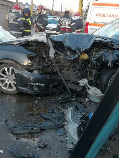 Constanţa: Un bărbat a lovit o maşină parcată, iar când poliţiştii au ajuns în zonă el era complet dezbrăcat