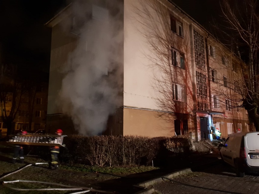 Incendiu urmat de explozie într-un bloc din Târgu Mureş - o persoană a ajuns la spital - FOTO