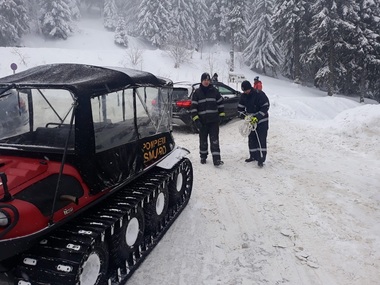Familia care a rămas blocată cu maşina pe un drum din Bucegi, recuperată de salvatori  - FOTO