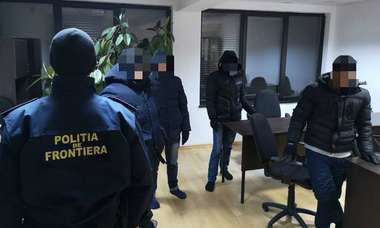 Opt cetăţeni din Bangladesh care au trecut ilegal frontiera din Ucraina în România, prinşi de poliţiştii de frontieră din Dorohoi